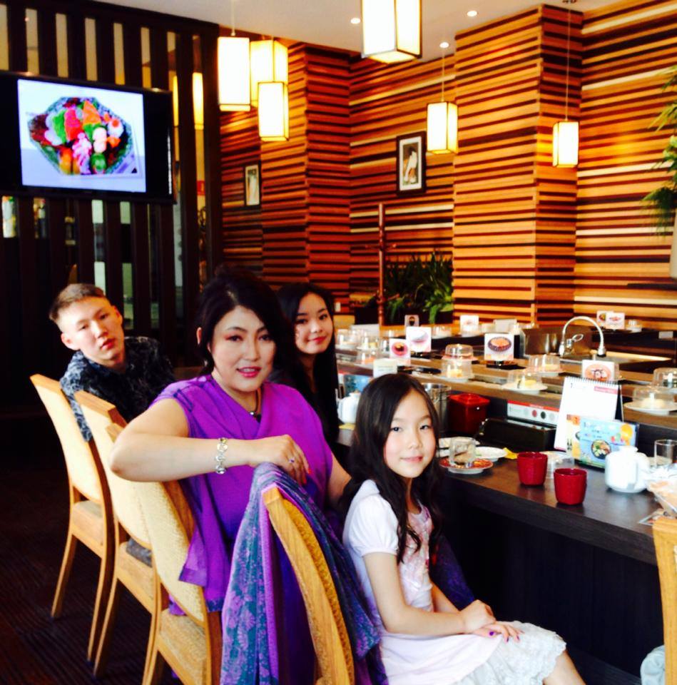 Б.Сарантуяа: Хүүхдийн баяраар амталдаг байсан жимстэй мөхөөлдсөө хэзээ ч мартдаггүй